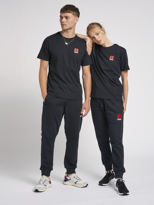 hmlLGC GRAHAM T-SHIRT, BLACK, model