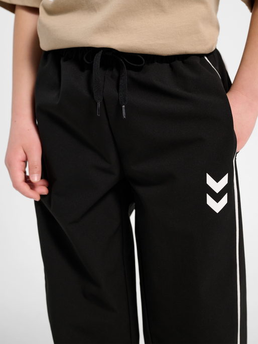 hmlJR STREET TRACKSUIT PANTS, BLACK BEAUTY, model