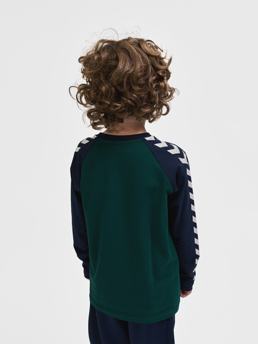 hmlBOYS T-SHIRT L/S, CAPULET OLIVE, model