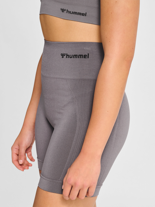 hmlTIF SEAMLESS SHORTS, SHARK, model