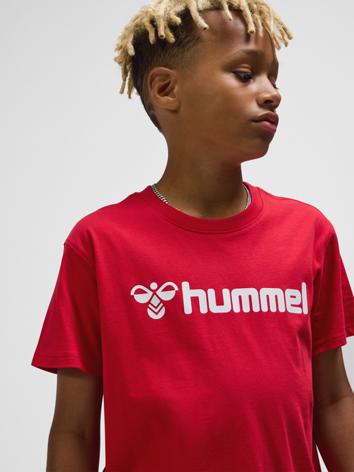 hmlGO 2.0 LOGO T-SHIRT S/S KIDS, TRUE RED, model