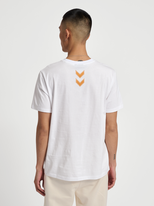 hmlHIVE AIDEN T-SHIRT, WHITE, model