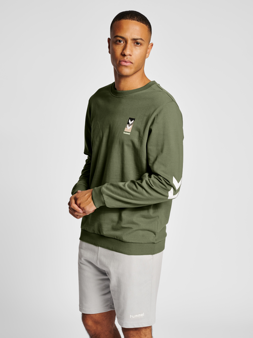 hmlLGC JEREMY SWEATSHIRT, FOUR LEAF CLOVER, model