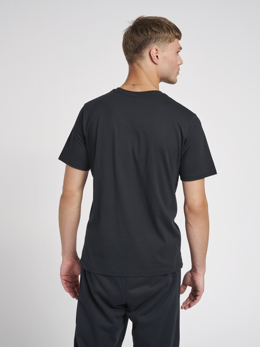 hmlLGC GRAHAM T-SHIRT, BLACK, model