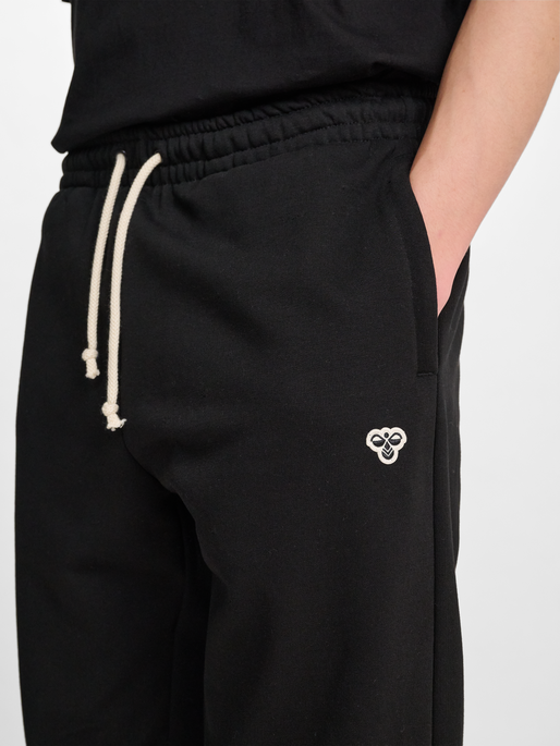 hmlREGULAR SWEATPANT BEE, BLACK, model
