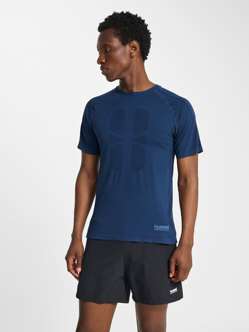 hmlHIIT SEAMLESS T-SHIRT S/S, DRESS BLUES, model