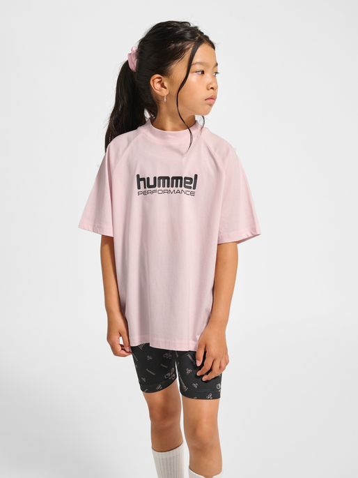hmlJR DANCE T-SHIRT S/S, BARELY PINK, model