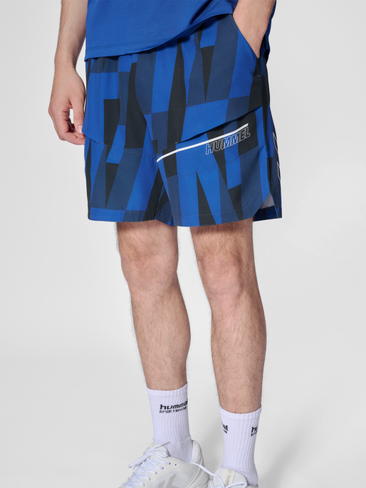 hmlCOURT AOP POCKET SHORTS, SODALITE BLUE, model