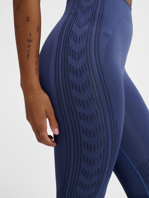 hmlMT SHAPING SEAMLESS MW TIGHTS, BLUE INDIGO, model