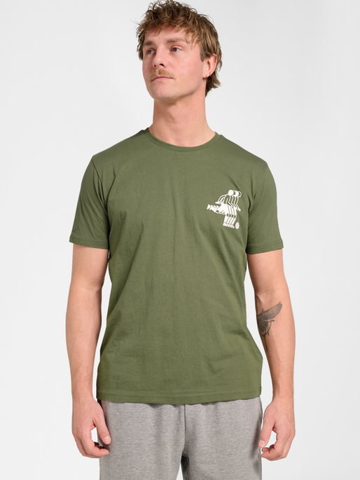 hmlPULSE GRAPHIC T-SHIRT S/S, WHITE/GREEN, model