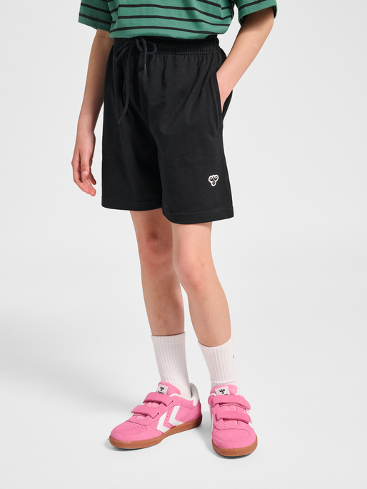 hmlJR LOOSE BASE SHORTS BEE, BLACK, model