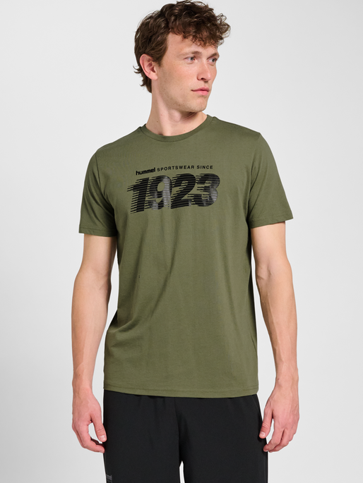 hmlPULSE GRAPHIC T-SHIRT S/S, DEEP LICHEN GREEN, model