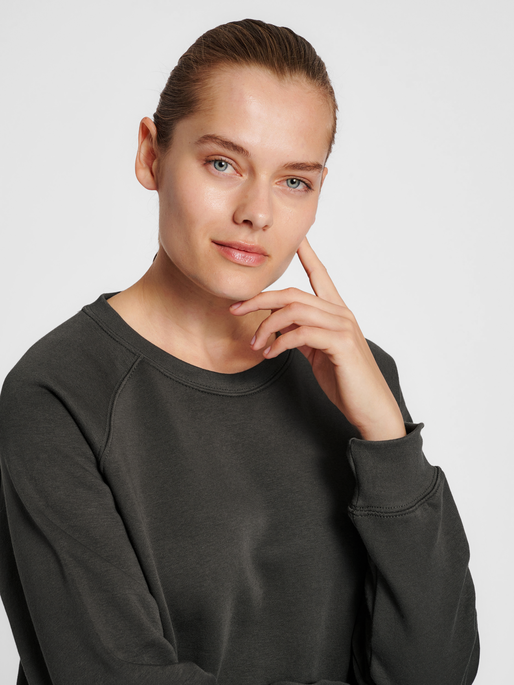 hmlRED HEAVY SWEATSHIRT WOMAN, RAVEN, model