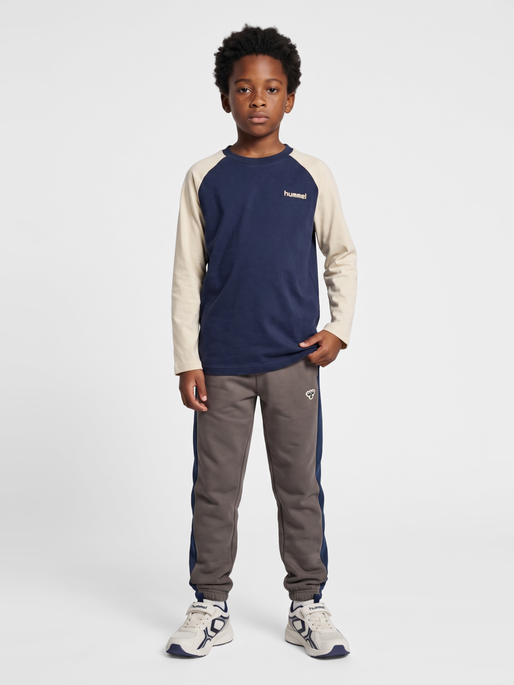 hmlJR LOOSE GRAPHIC T-SHIRT L/S, DRESS BLUES, model