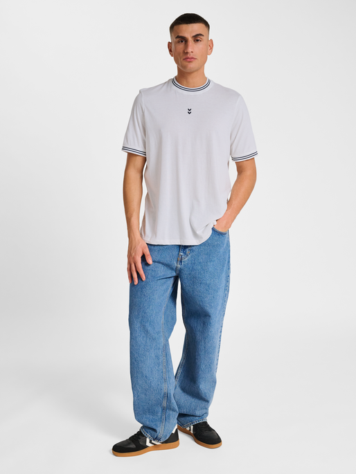 hmlPULSE RETRO T-SHIRT S/S, WHITE, model