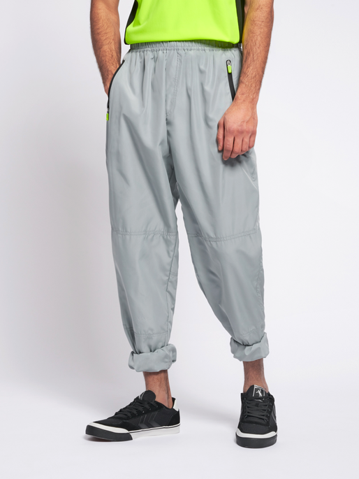 hmlMAGNUS LOOSE PANTS, 1968, model