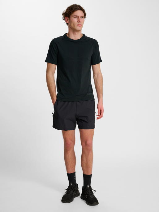 hmlHIIT SEAMLESS T-SHIRT S/S, BLACK, model