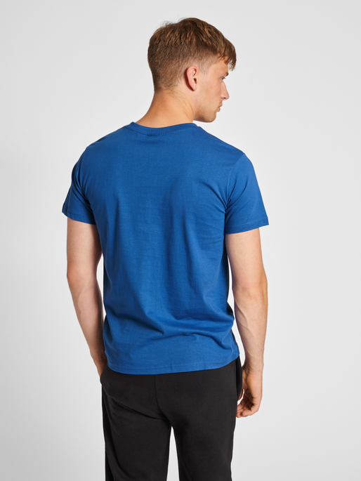 hmlRED BASIC T-SHIRT S/S, TRUE BLUE, model