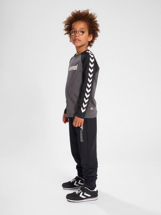 hmlATLAS ADJUSTABLE WAIST PANTS, 2001, model