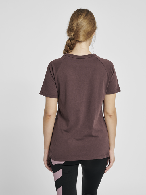 hmlZENIA T-SHIRT S/S, FUDGE, model