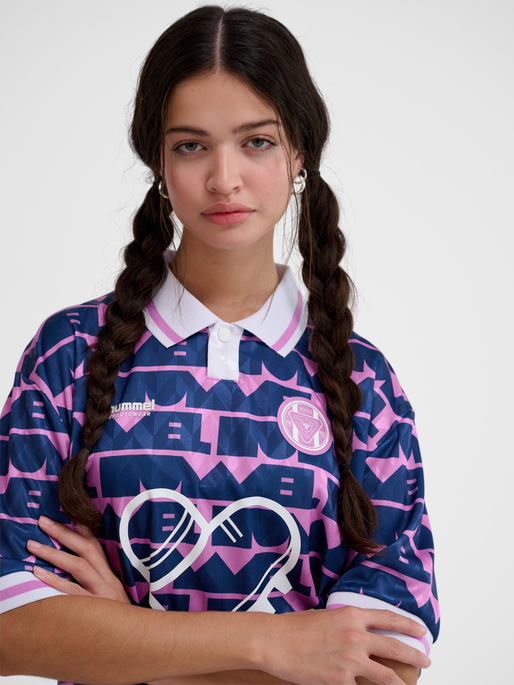 hmlLOOSE SOCCER JERSEY LOVE, VIOLET, model