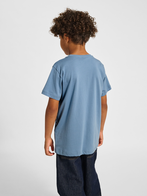 hmlPRINT T-SHIRT S/S, FADED DENIM, model