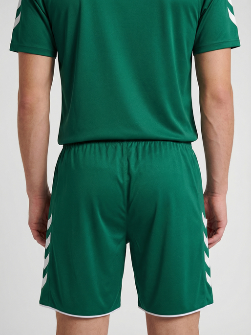 hmlCORE 2.0 SHORTS, EVERGREEN/WHITE, model