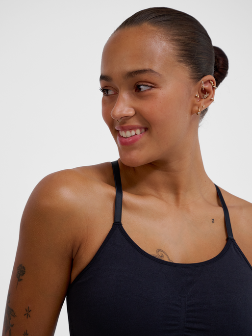 hmlMT DEFINE SEAMLESS PADDED BRA, BLACK, model