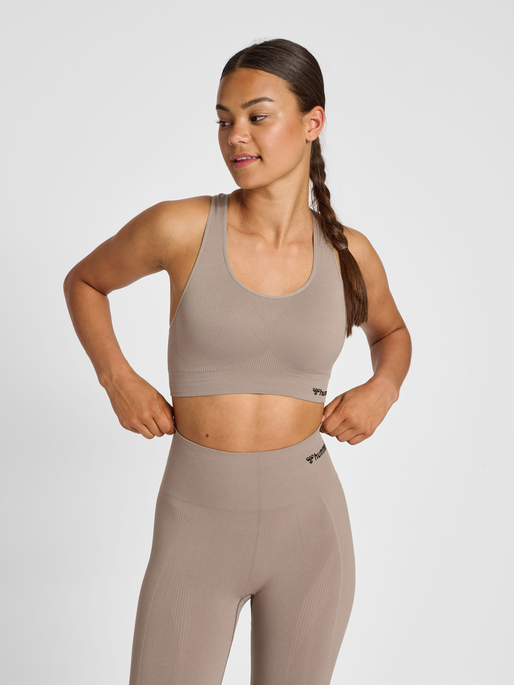 hmlTIF SEAMLESS SPORTS TOP, DRIFTWOOD, model