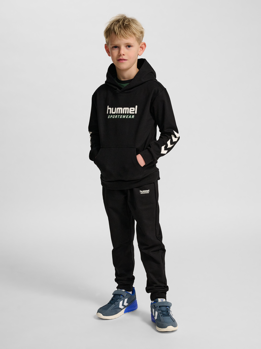 hmlJR LOGO HOODIE, BLACK, model