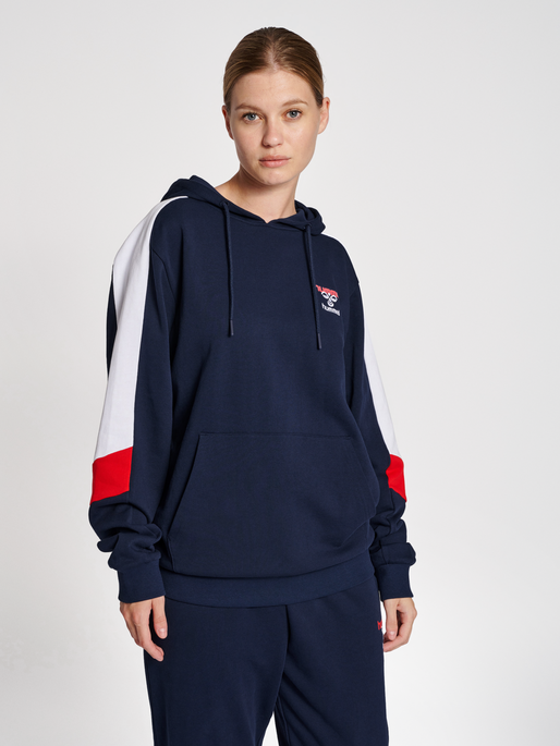 hmlIC CLAUDE HOODIE, PEACOAT, model