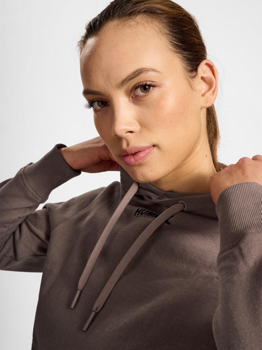 hmlLEGACY WOMAN CROPPED HOODIE, IRON, model