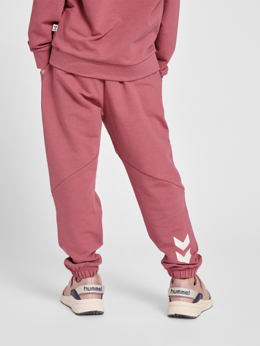 hmlNUETTE PANTS, DECO ROSE, model