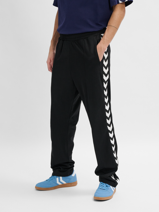 hmlARCHIVE REGULAR POLY PANTS, BLACK, model