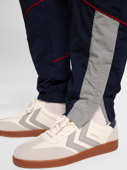 hmlWORLD 26 TRACK PANTS, DARK SAPPHIRE, model