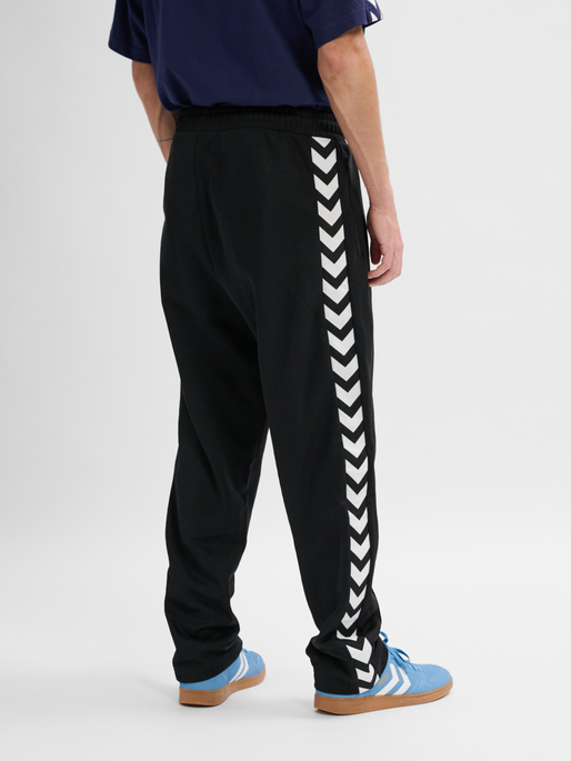 hmlARCHIVE REGULAR POLY PANTS, BLACK, model