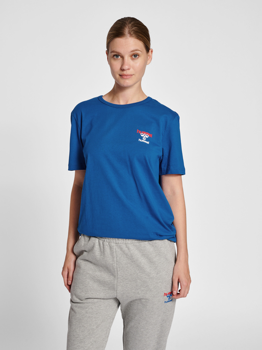 hmlIC DAYTON T-SHIRT, TRUE BLUE, model