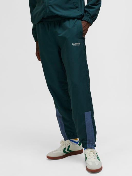 hmlTRACKSUIT PANTS SPORTSWEAR, PONDEROSA PINE, model