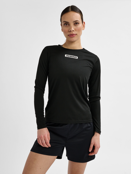 hmlTE TOLA T-SHIRT LS, BLACK, model