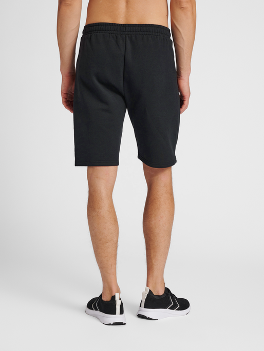 hmlGG12 SWEAT SHORTS, BLACK, model