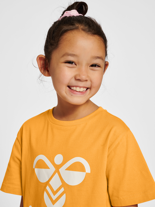 hmlTRES T-SHIRT S/S, BUTTERSCOTCH, model