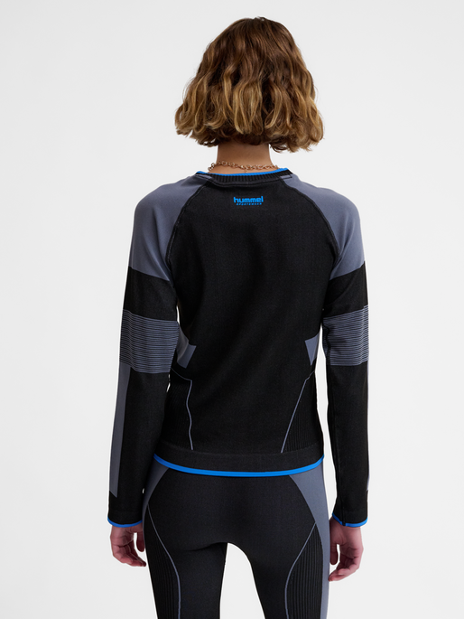 hmlSEAMLESS TEE LS, BLACK, model