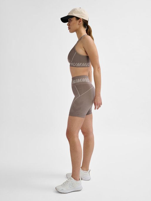 hmlTE CHRISTEL SEAMLESS SHORTS, CHATEAU GRAY/DRIFTWOOD MELANGE, model