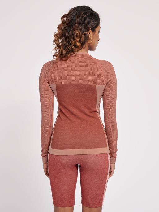 hmlCLEA SEAMLESS TIGHT T-SHIRT L/S, WITHERED ROSE/ROSE TAN MELANGE, model