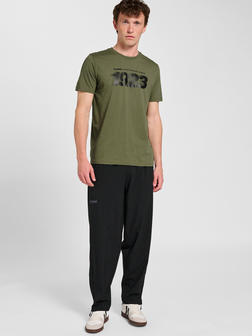 hmlPULSE GRAPHIC T-SHIRT S/S, DEEP LICHEN GREEN, model