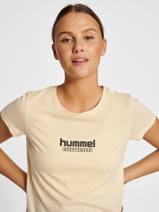 hmlBOOSTER WOMAN T-SHIRT, WOOD ASH, model