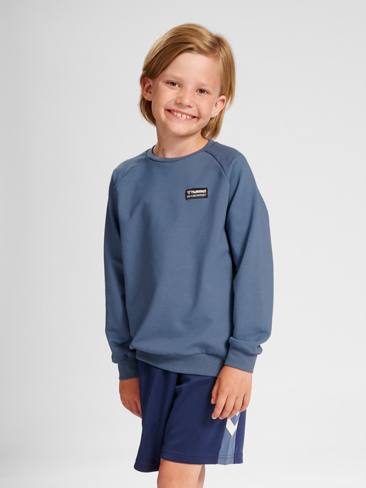 hmlGLEN SWEATSHIRT, 7050, model