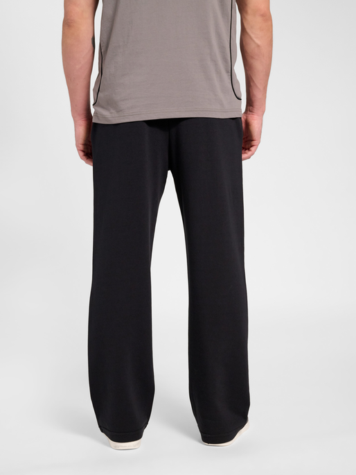 hmlPULSE WIDE SWEAT PANTS, BLACK, model