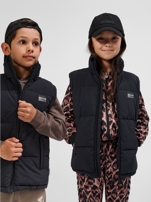 hmlCRISP TEX VEST, BLACK, model