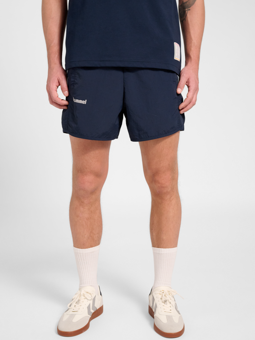 hmlWORLD 26 TRACK SHORTS, DARK SAPPHIRE, model